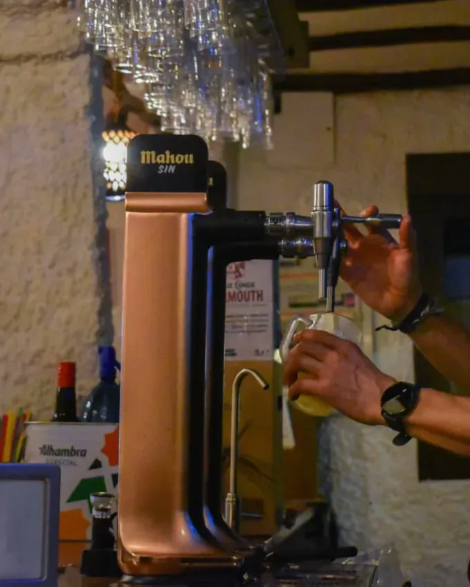 Arturo tirando una caña en Mesón "Santos", el mejor restaurante cerca del Castillo de Burgalimar en Baños de la Encina
