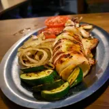 Calamar fresco a la plancha con aliño de ajo y perejil, especialidad de la casa