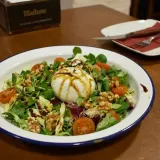 Ensalada de burrata fresca con canónigos, tomate cherry e higos deshidratados