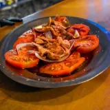 Ensalada fresca de ventresca de atún con tomate y pimientos asados