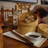 Ración de gyozas al vapor con salsa de soja, un toque asiático en Mesón "Santos"